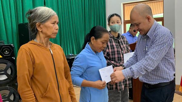 Lãnh đạo xã gặp mặt, tặng quà đối tượng người có công nhân kỷ niệm 78 năm Ngày Thương binh - Liệt sĩ