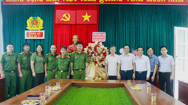 Lãnh đạo xã Bờ Y thăm, chúc mừng Công an xã nhân kỷ niệm 80 năm Ngày truyền thống Công an nhân dân