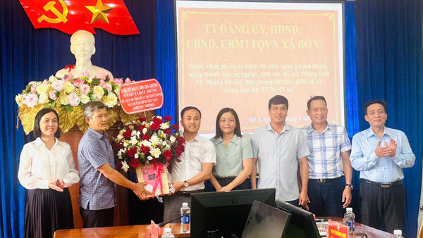 Lãnh đạo xã thăm, chúc mừng kỷ niệm 80 Ngày truyền thống các Ngành Văn hoá, Văn phòng, Tư pháp  và Tài chính (28/8/1945 – 28/8/2025)