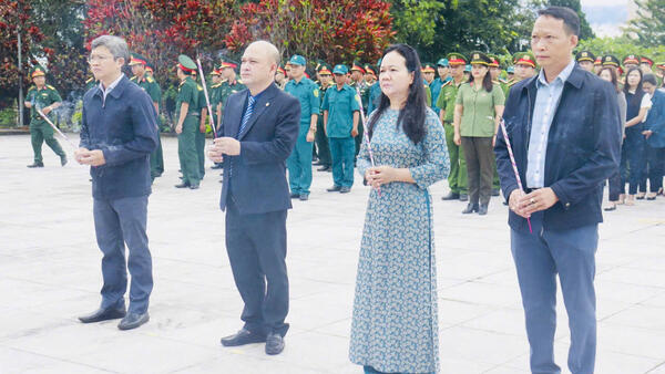 Lễ viếng Nghĩa trang Liệt sĩ nhân kỷ niệm 80 năm Cách mạng tháng Tám và Quốc khánh 2/9