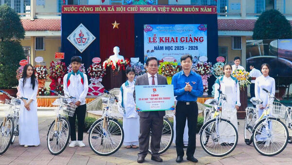Đồng chí Nguyễn Minh Triết, Bí thư Ban Chấp hành Trung ương Đoàn, Chủ tịch Hội Sinh viên Việt Nam dự khai giảng năm học 2025-2026 tại Trường THPT Nguyễn Trãi, xã Bờ Y